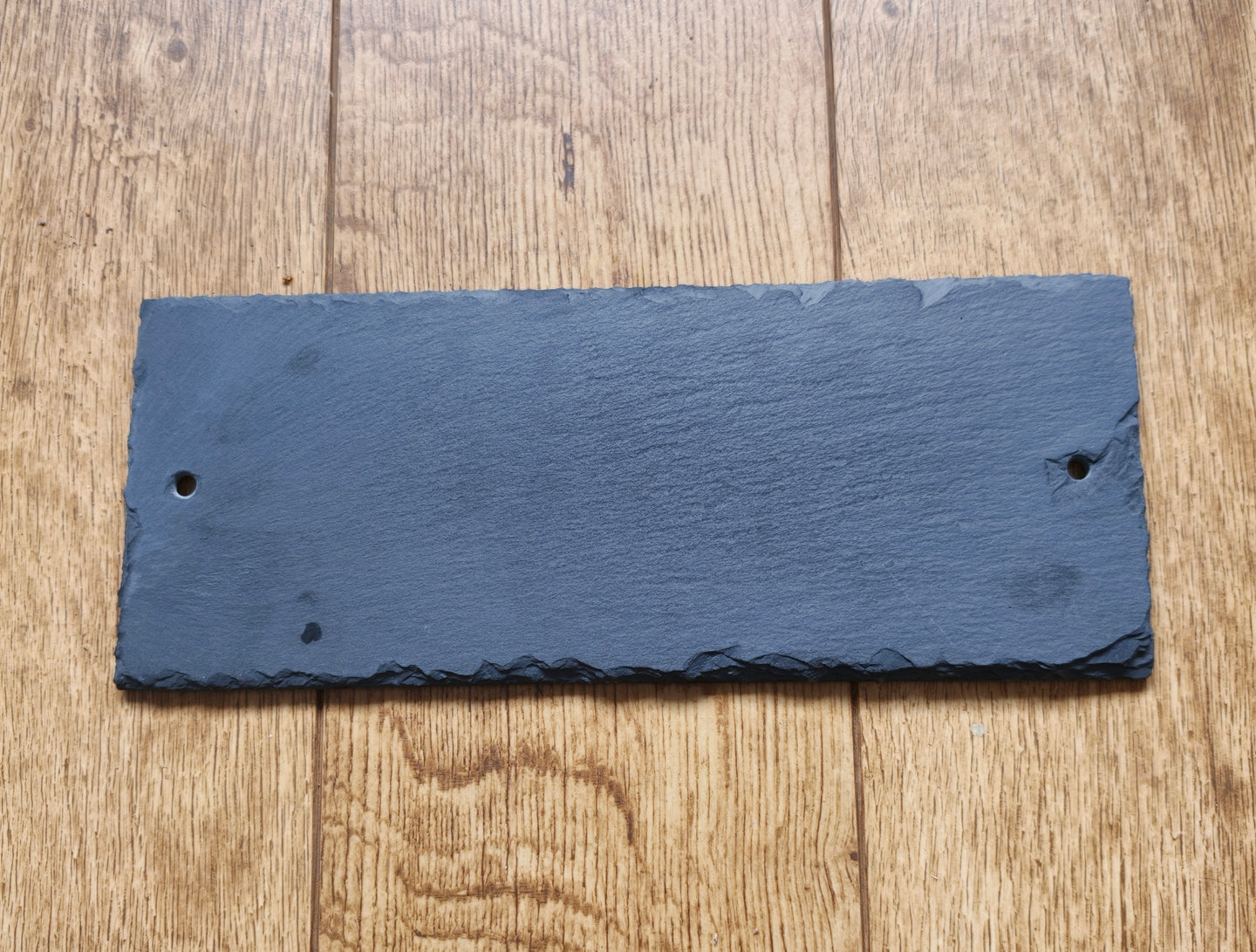 Close-up of the natural slate thickness and surface variation